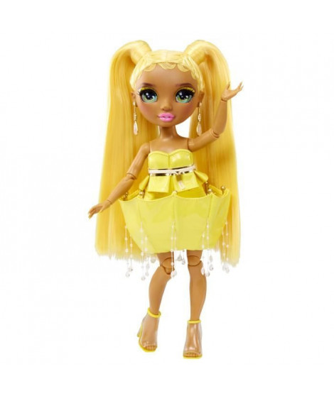 Rainbow High Tentpole PR Theme Doll- YELLOW - 1 robe de Gala et 1 tenue decontractée + accessoires et carnet de croquis