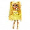 Rainbow High Tentpole PR Theme Doll- YELLOW - 1 robe de Gala et 1 tenue decontractée + accessoires et carnet de croquis